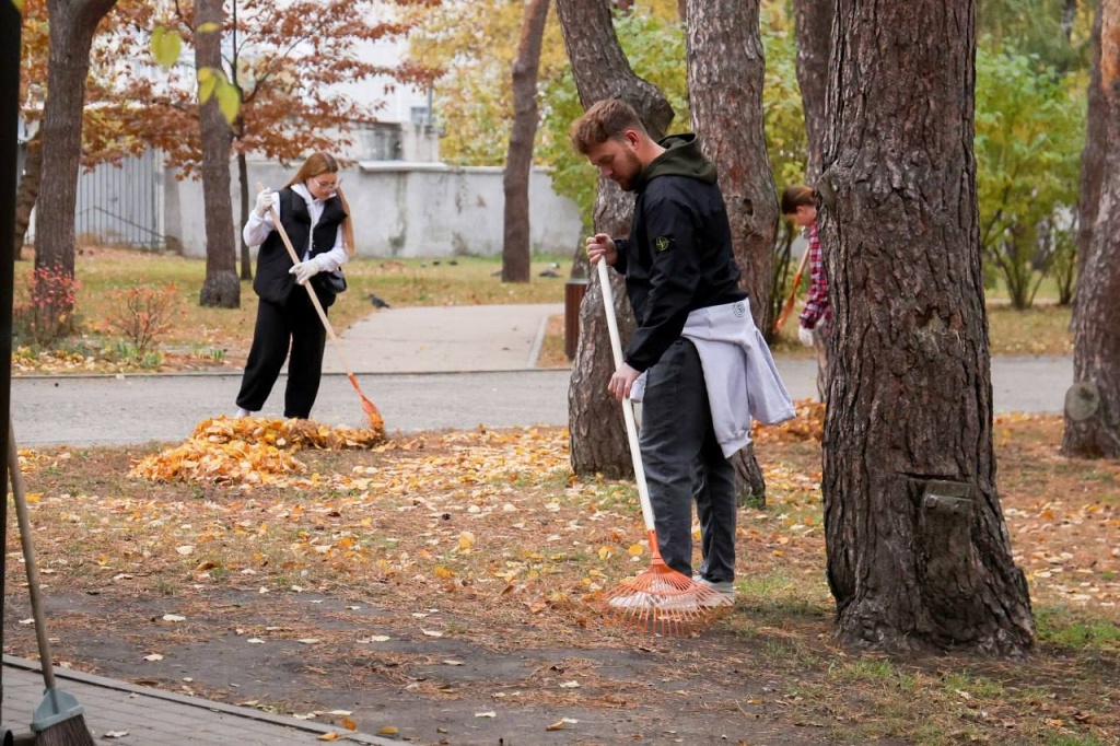 Мэр Воронежа Сергей Петрин принял участие в осеннем субботнике