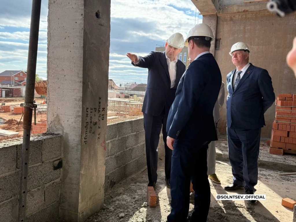 Евгений Солнцев посетил стройплощадку будущей школы в ЖК «Приуралье» в селе Ивановка Евгений Солнцев посетил стройплощадку будущей школы в ЖК «Приуралье» в селе Ивановка