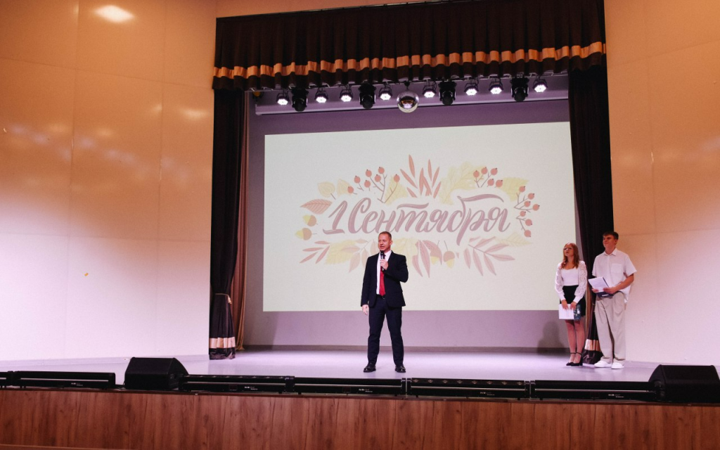 Председатель Совета депутатов Пушкинского встретил День знаний в Гимназии №10 Пушкино Председатель Совета депутатов Пушкинского встретил День знаний в Гимназии №10 Пушкино