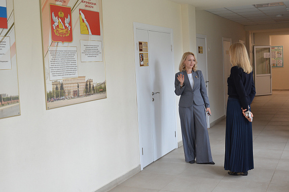 Юлия Попова в гимназии имени И. С. Никитина: внимание к образованию, культуре и здоровью школьников