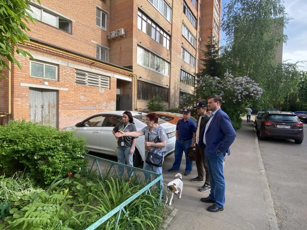 Уполномоченный главы Пушкинского взяла на контроль проблемы дома на Ярославском шоссе: Нина Ушакова обсудила с жильцами ремонт кровли, подъездов и благоустройство двора Уполномоченный главы Пушкинского взяла на контроль проблемы дома на Ярославском шоссе: Нина Ушакова обсудила с жильцами ремонт кровли, подъездов и благоустройство двора