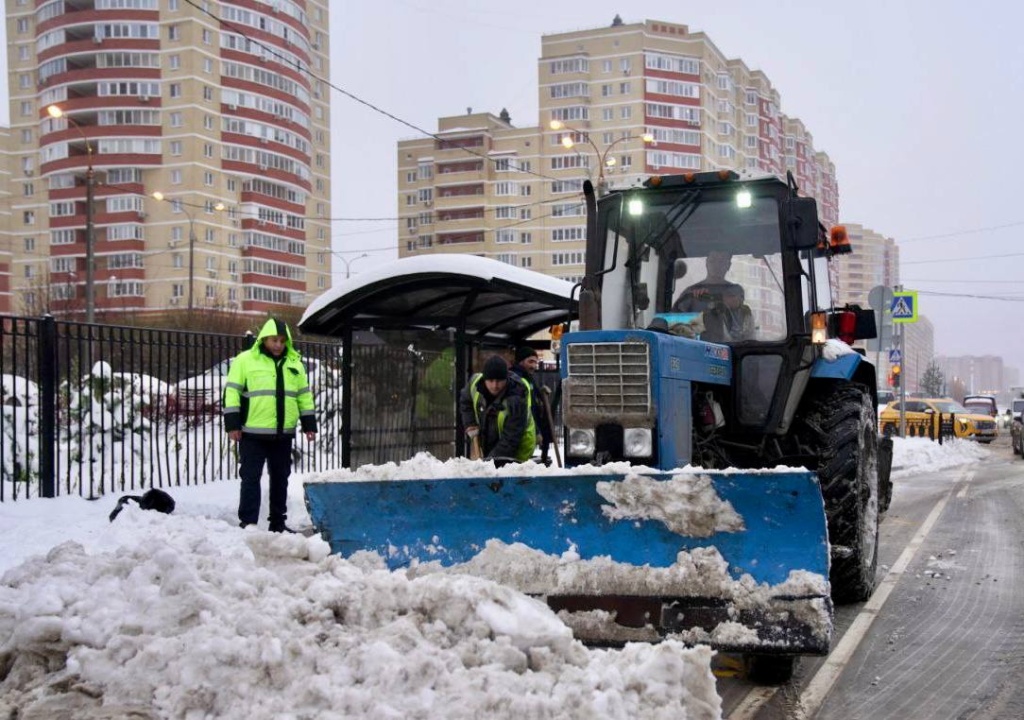 Коммунальные службы Домодедово продолжают борьбу со снегопадом Коммунальные службы Домодедово продолжают борьбу со снегопадом