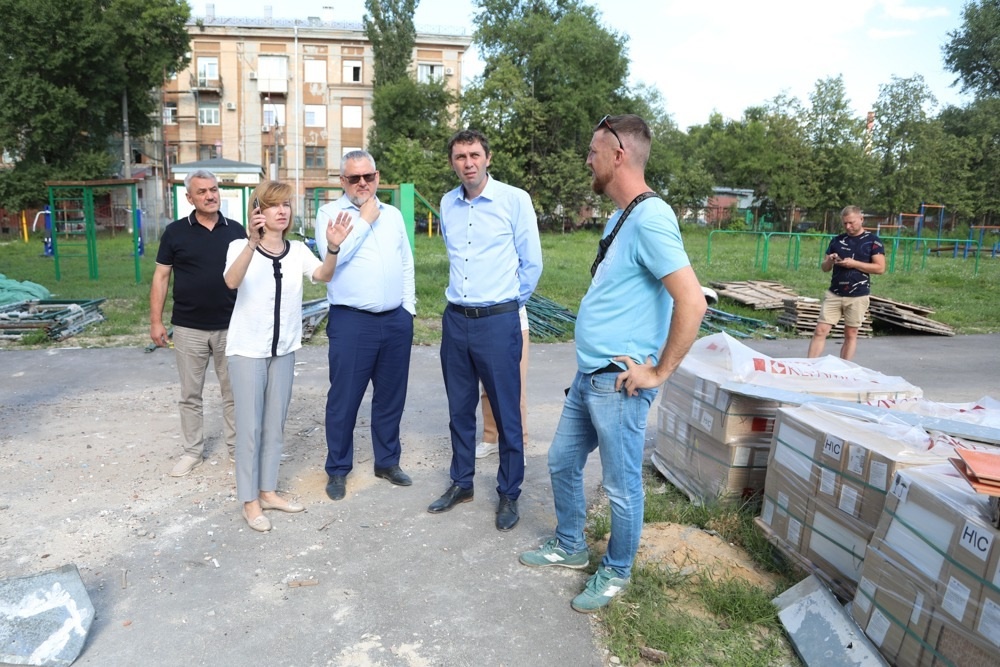 Сергей Петрин проинспектировал ход реконструкции школы №45 и капремонта школы №90 и дал ряд поручений