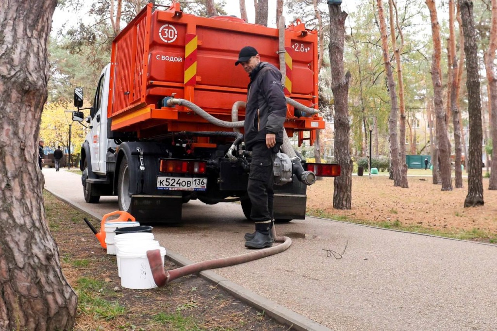 Мэр Воронежа Сергей Петрин принял участие в осеннем субботнике