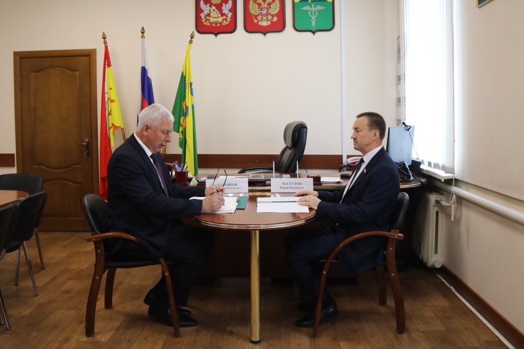 Поддержка на фронте и развитие района: Юрий Матузов помог участнику СВО и обсудил социально‑экономические итоги с главой Бутурлиновского района