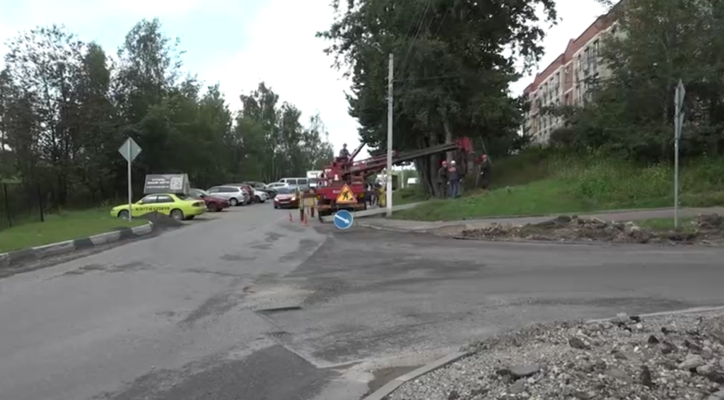 В микрорайоне Новое Пушкино на улице Просвещения обустраивают переходно-скоростную полосу для ликвидации заторов