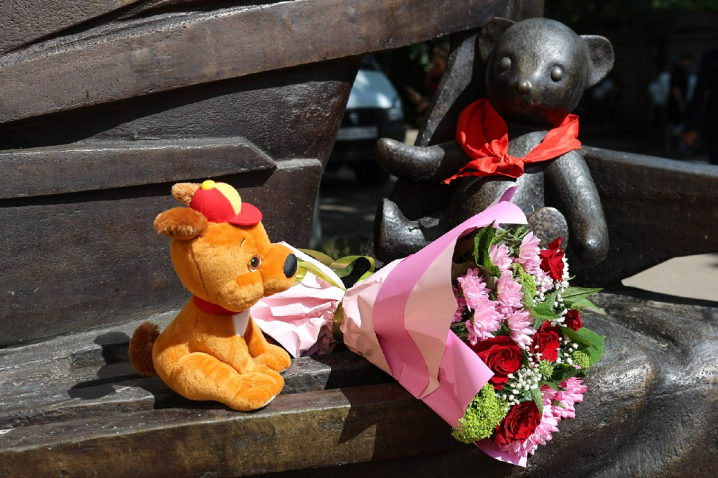 В Воронеже представители администрации, ветераны и школьники возложили цветы к памятнику «Детям войны и военного времени»