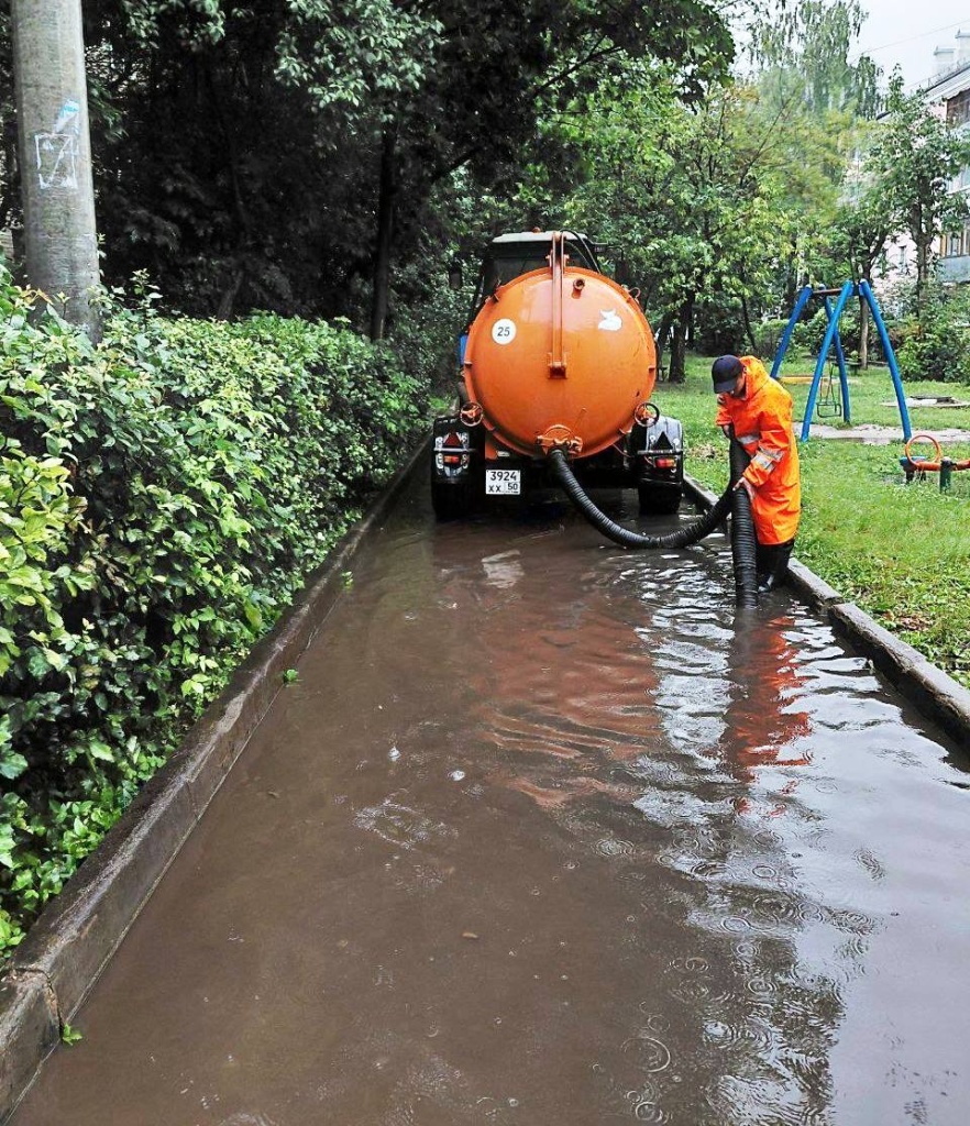 В подмосковном Пушкинском в усиленном режиме устраняют последствия ливневых дождей