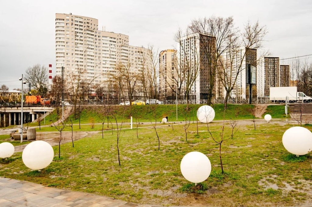 Зелёное обновление набережной Серебрянки: 95 новых деревьев украсили любимое место отдыха жителей подмосковного Пушкино