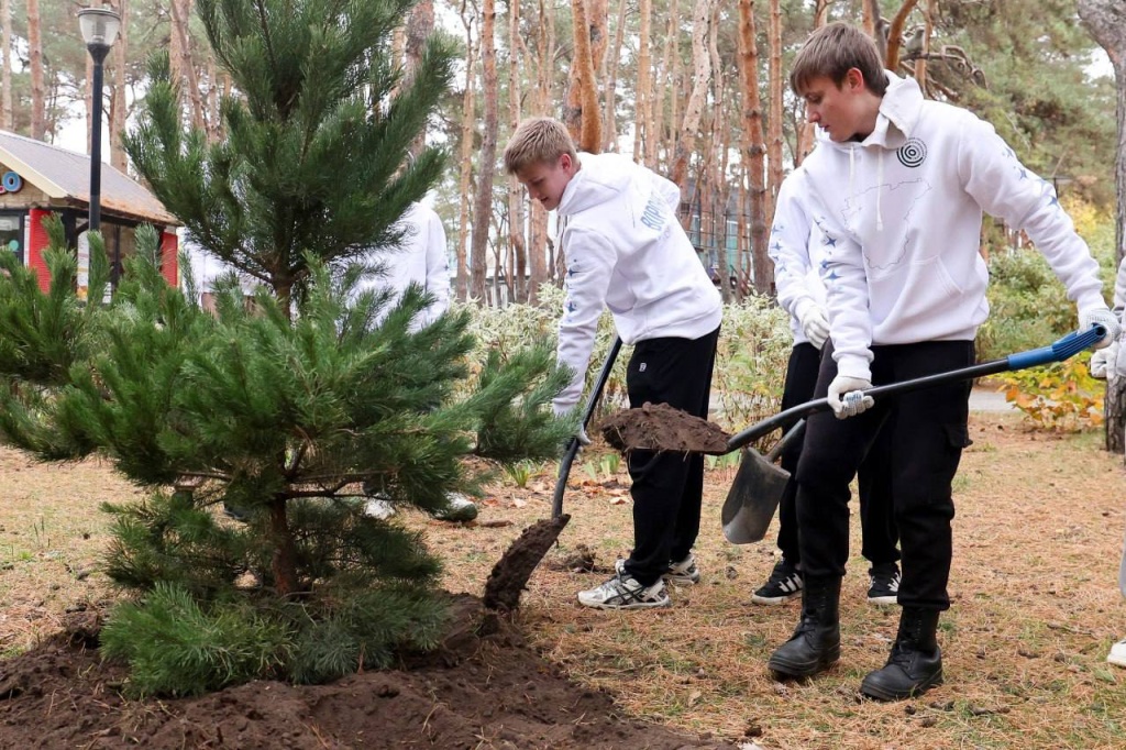 Мэр Воронежа Сергей Петрин принял участие в осеннем субботнике
