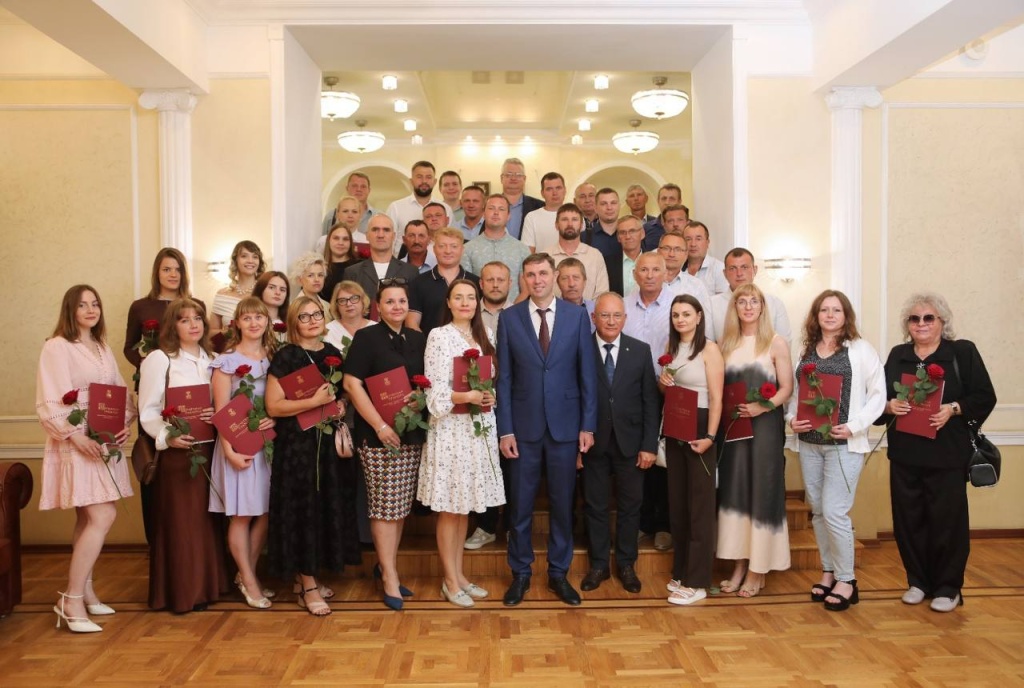 Мэр Воронежа открыл мемориальную доску заслуженному строителю России Виктору Коновальчуку и вручил награды сегодняшним представителям отрасли