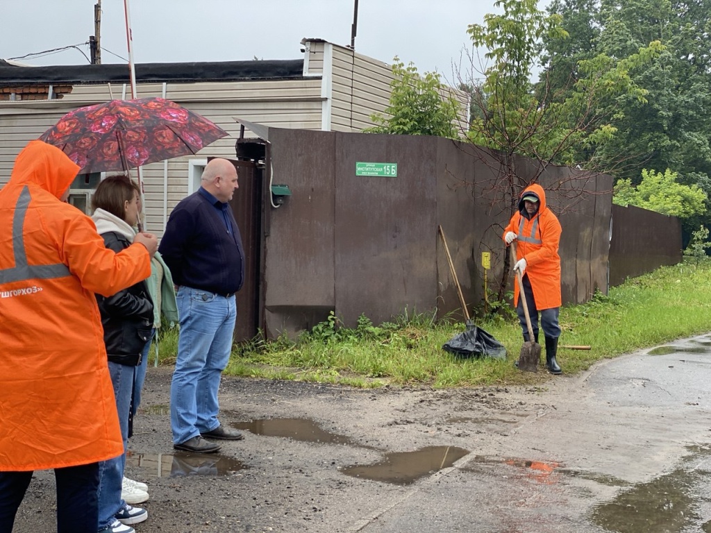 По просьбе местных жителей специалисты «Пушгорхоза» почистили дороги в одном из микрорайонов Пушкино