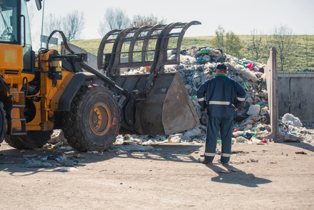 Росприроднадзор выявил в Приангарье крупную несанкционированную свалку строительных отходов