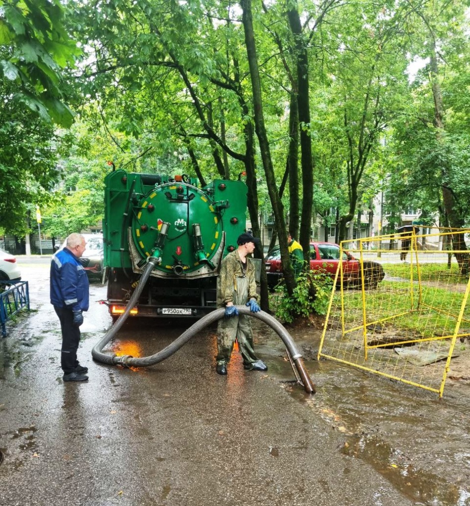 В подмосковном Пушкинском в усиленном режиме устраняют последствия ливневых дождей
