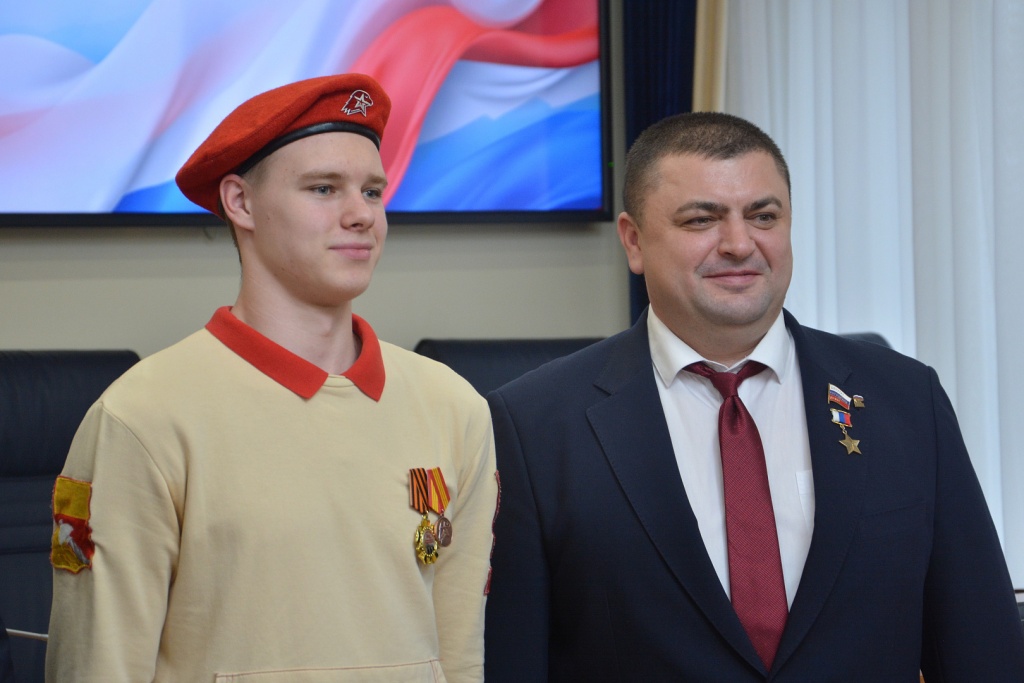 «Главное — ставить цели и добиваться их»: Герой России Андрей Дьяченко и кавалер ордена Мужества Денис Рубащенко провели урок мужества для юнармейцев Воронежа «Главное — ставить цели и добиваться их»: Герой России Андрей Дьяченко и кавалер ордена Мужества Денис Рубащенко провели урок мужества для юнармейцев Воронежа