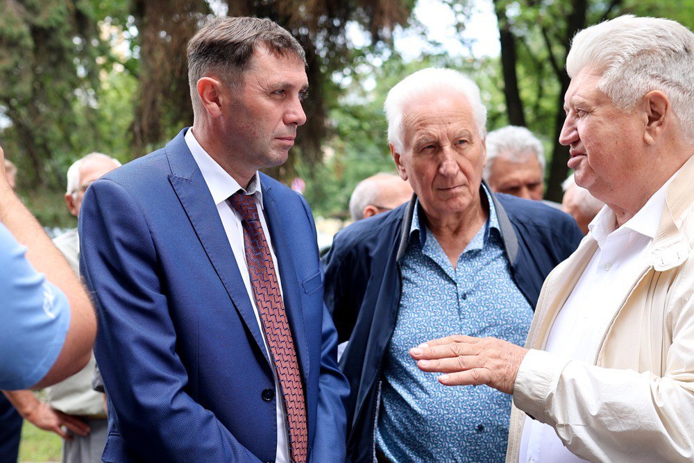 Мэр Воронежа открыл мемориальную доску заслуженному строителю России Виктору Коновальчуку и вручил награды сегодняшним представителям отрасли