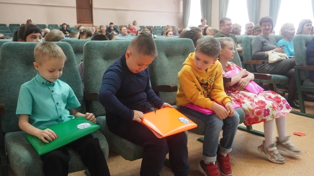 В Октябрьском районе Новосибирска поздравили детей с Днем знаний