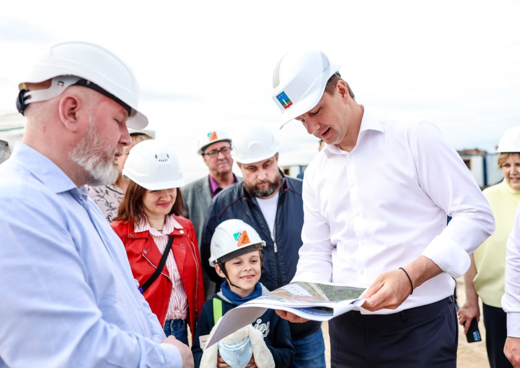 Глава Красногорска проверил ход строительства школы и детсада в ЖК «Пятницкие кварталы»