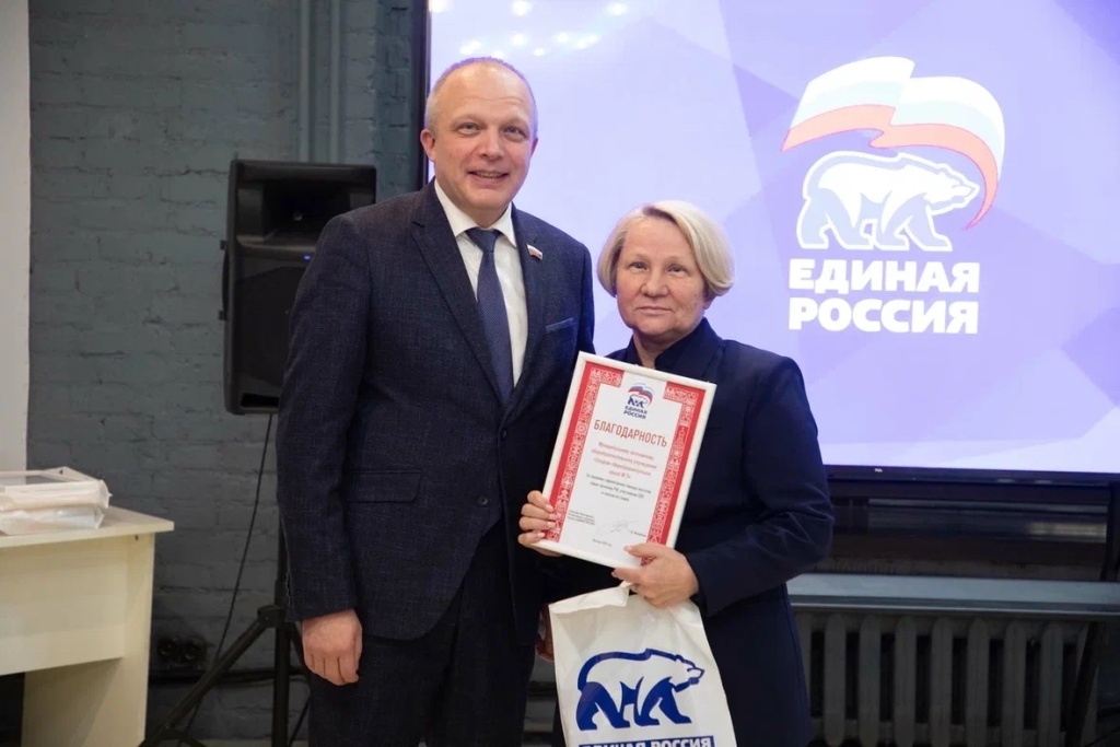 Председатель Законодательного Собрания Вологодской области Роман Заварин вручил благодарности и награды волонтёрам региона за самоотверженную работу