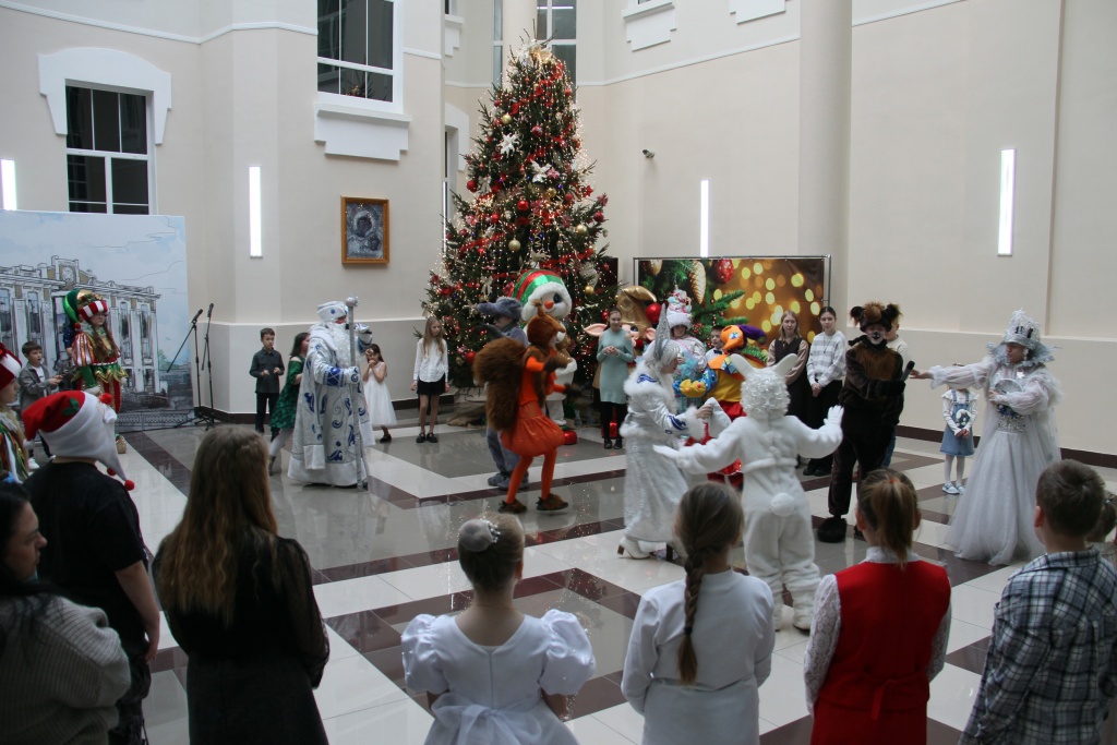 Новогоднее чудо для детей защитников Отечества: в Тамбовской областной Думе прошли праздничные представления