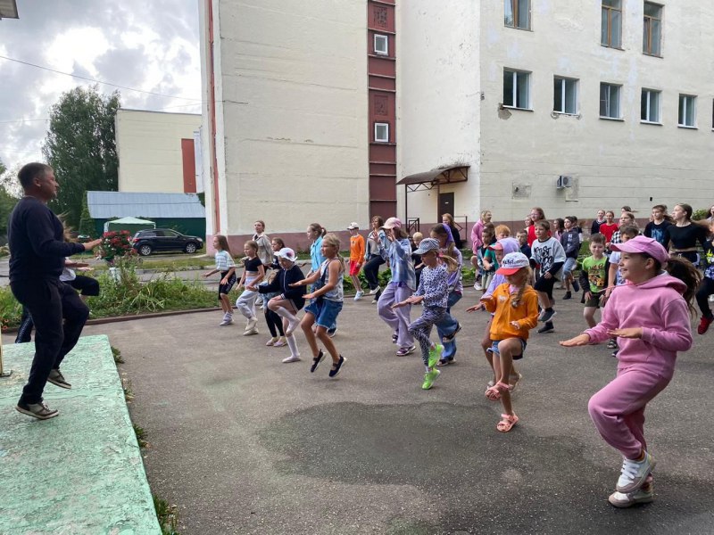 Зарядку в мордовском летнем лагере провел Чемпион мира по мотоспорту Зарядку в мордовском летнем лагере провел Чемпион мира по мотоспорту