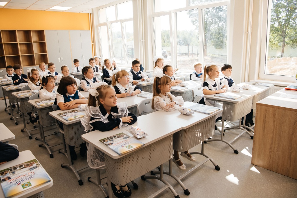 В подмосковном Пушкинском сегодня праздничные мероприятия, посвящённые Дню знаний, прошли во всех 24 школах округа