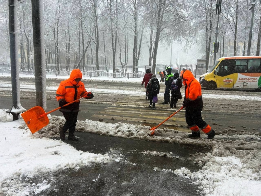 Последствия снегопада в Пушкинском: глава округа призвал ограничить использование личного авто, а коммунальные службы работают в усиленном режиме