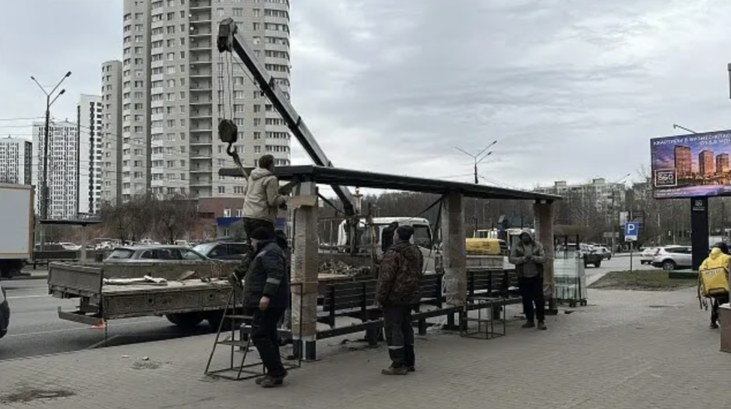 В подмосковном Пушкинском обновляют остановки: на улице Чехова устанавливают современный павильон у «Типографии»