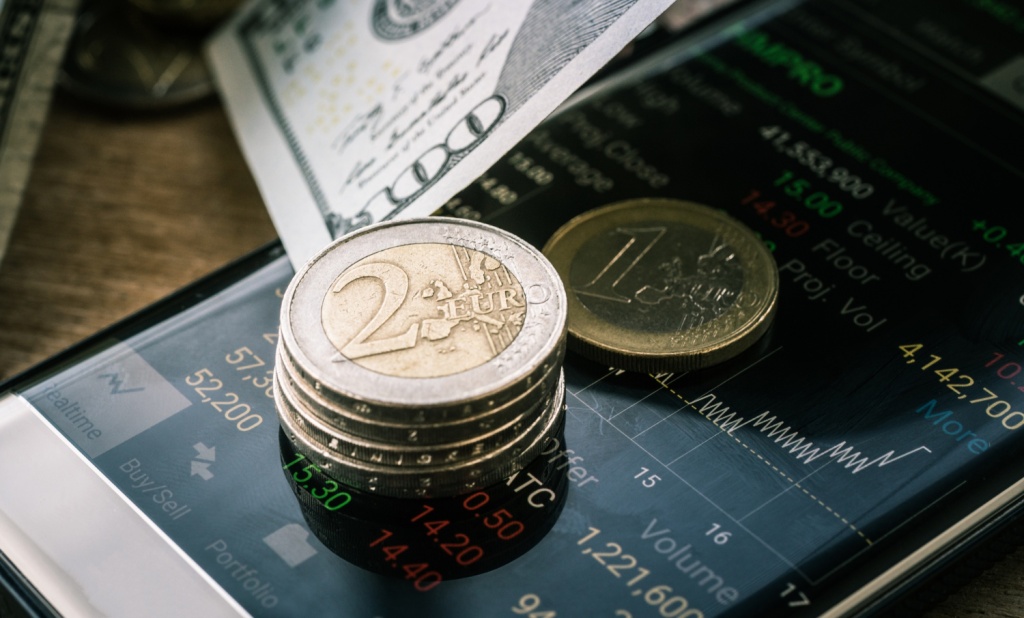 ВЦИОМ: молодежь России стала чаще проводить валютные операции 