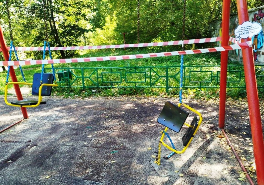 В подмосковном Пушкинском о предстоящем ремонте на детских площадках рассказывают стикеры