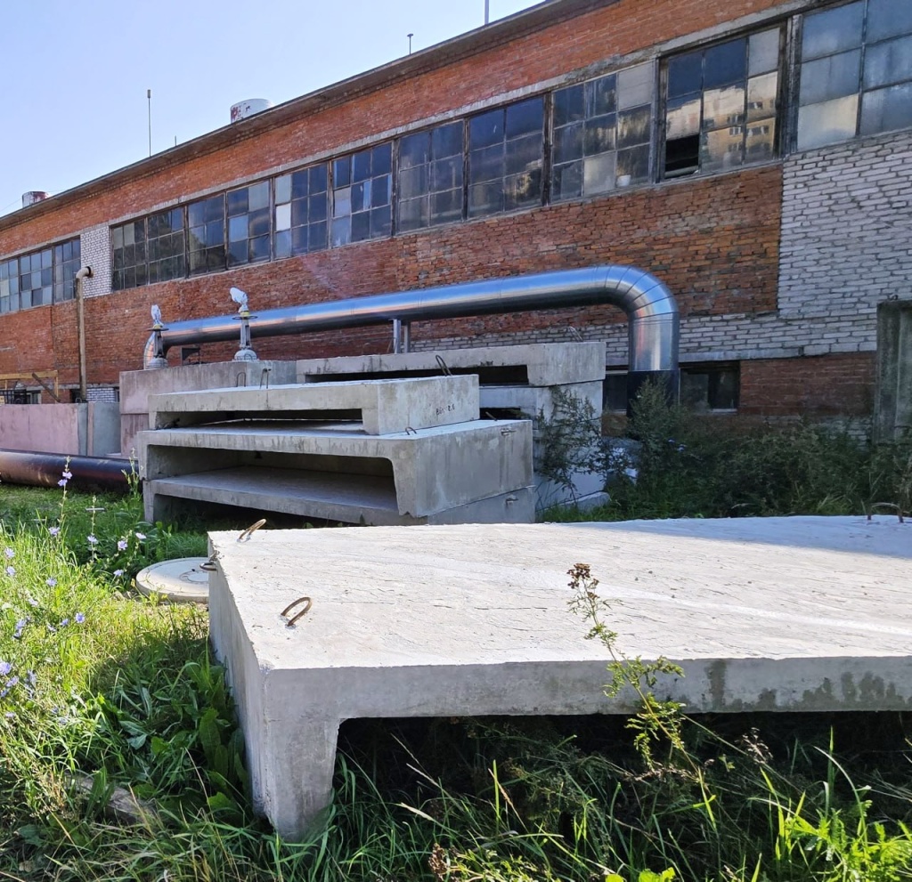 Активные работы в эти дни ведутся по ремонту инфраструктуры. В подмосковном Пушкинском продолжаются работы по подготовке округа к осенне-зимнему сезону. Так, сейчас идёт капитальный ремонт котла в котельной № 1 в городе Красноармейск. Рабочие разбирают кладку, которая служит основной теплоизоляцией. После этого нужно будет провести ревизию внутренних труб, отремонтировать или заменить запорную арматуру и проверить все стыки, газовое оборудование и системы подпитки. Далее специалисты проведут гидравлические испытания и пробную топку.Завершается реконструкция магистральной трассы на улицах Морозова, Чкалова и у Красных ворот. На котельную №2 доставлены железобетонные элементы конструкций для строительства тепловых камер. Они необходимы для обеспечения быстрого доступа к запорно-регулирующей арматуре, дренажному, измерительному и другому инженерному оборудованию. Также они предохраняют оборудование от затопления ливневыми стоками, грунтовыми или талыми водами.Ранее мы рассказывали, что до конца 2025 года в подмосковном Пушкино построят новую детскую поликлинику на 400 посещений в смену.