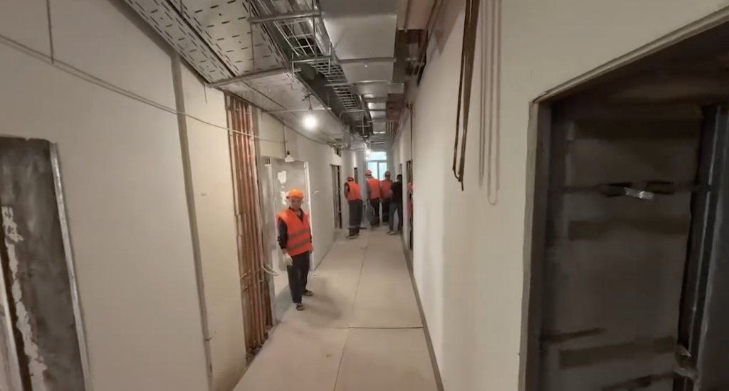 Ход капремонта в хирургическом корпусе Пушкинской больницы имени Розанова оценил Глава округа Максим Красноцветов