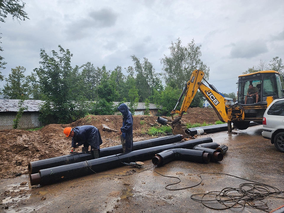 На Дачной улице в подмосковном Красноармейске почти завершены работы по укладке новых полиуретановых труб системы отопления
