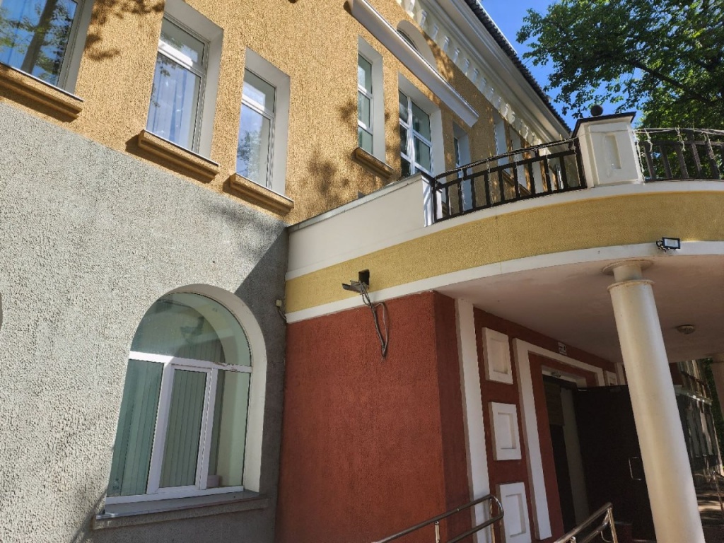 В Красноармейске отреставрировали фасад старинной школы, сохранив исторический облик здания