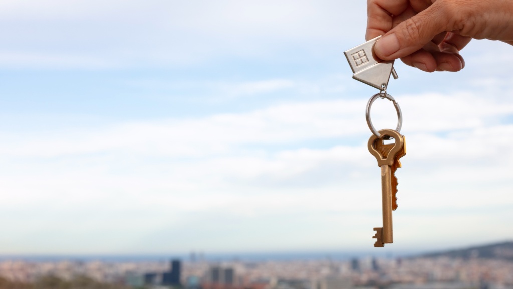 В Пскове почти 600 жителей аварийного жилья переехали в новые квартиры