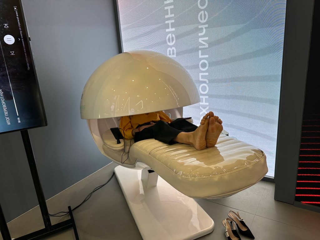 Агродрон, каска дополненной реальности и капсула спокойствия. На ПМЭФ показали уникальные разработки