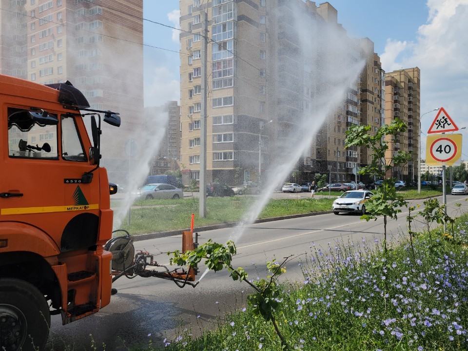 Коммунальные службы округа Пушкинский из-за жары запустили масштабный полив дорог и тротуаров