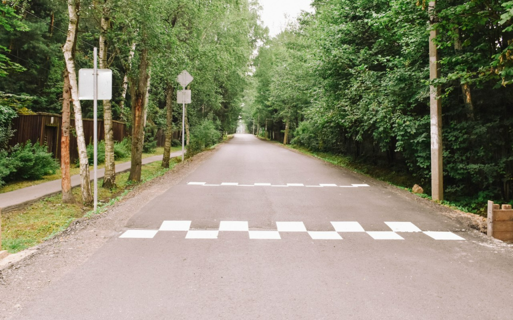 В подмосковном посёлке Зеленоградский капитально отремонтировали более тысячи метров дороги