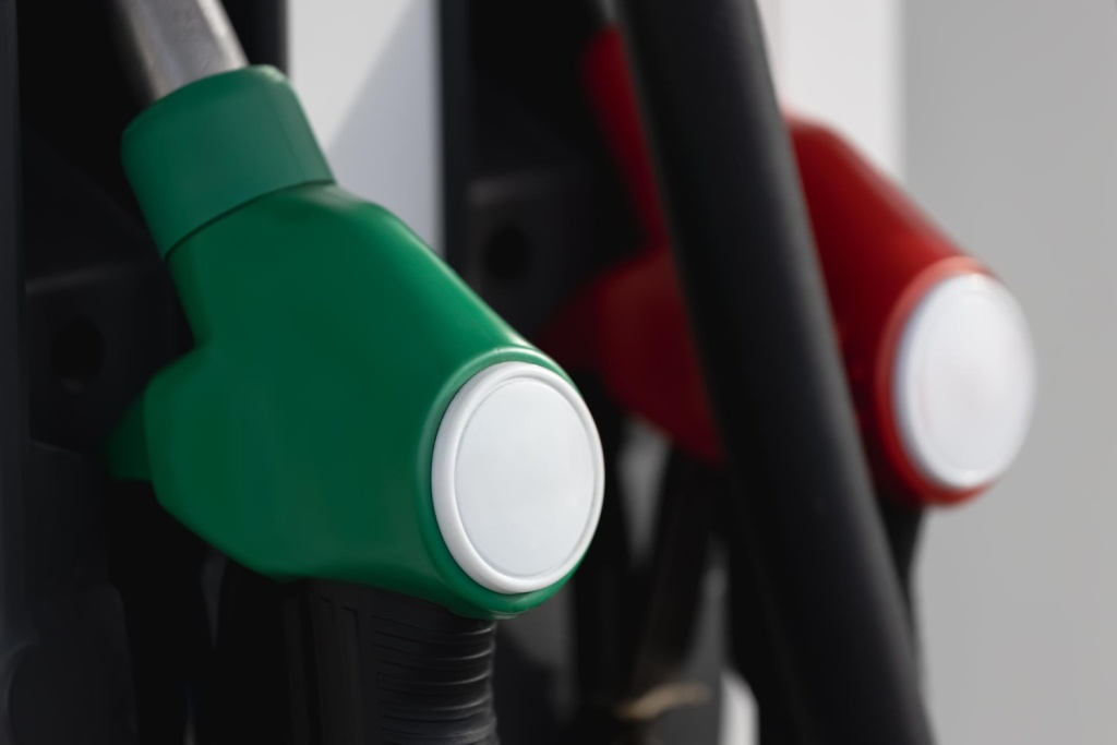 РБК: в РФ обсуждают введение обязательной продажи топлива