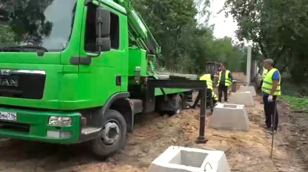 На перегоне между станциями Пушкино и Заветы Ильича для безопасности граждан установлено бетонное ограждение На перегоне между станциями Пушкино и Заветы Ильича для безопасности граждан установлено бетонное ограждение