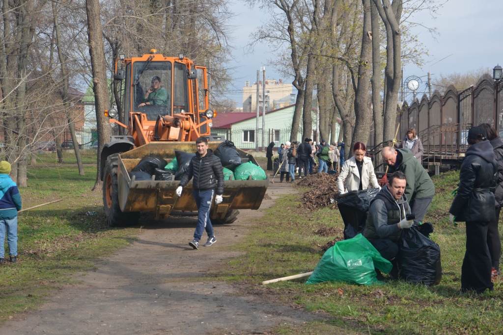 Депутаты Воронежской городской Думы в рамках общегородского субботника навели порядок в Бринкманском саду