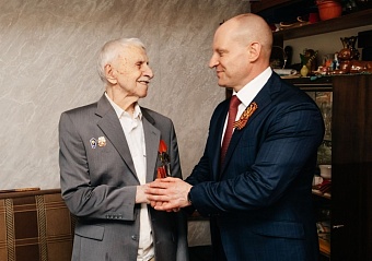 В гостях у героя: глава округа Пушкинский навестил ветерана Великой Отечественной войны